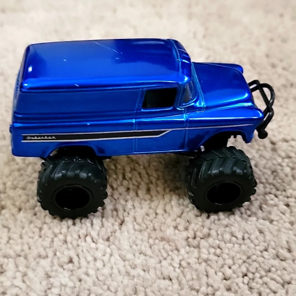 Just Trucks 1957 Suburban Truck - 1/64 scale